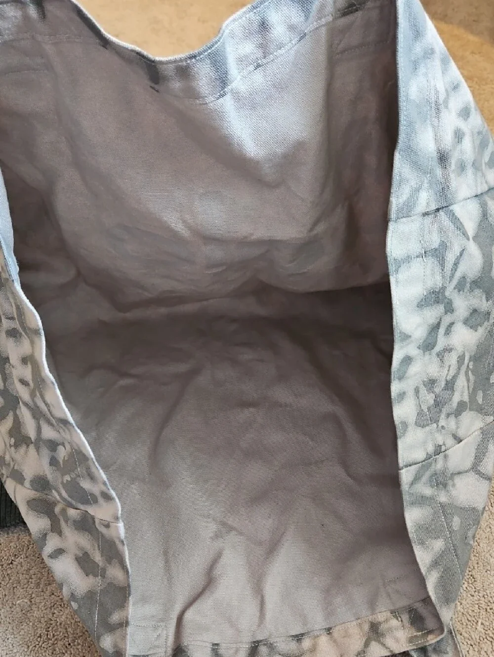 ALO Yoga Sweatshirt and Patterned Tote Bag